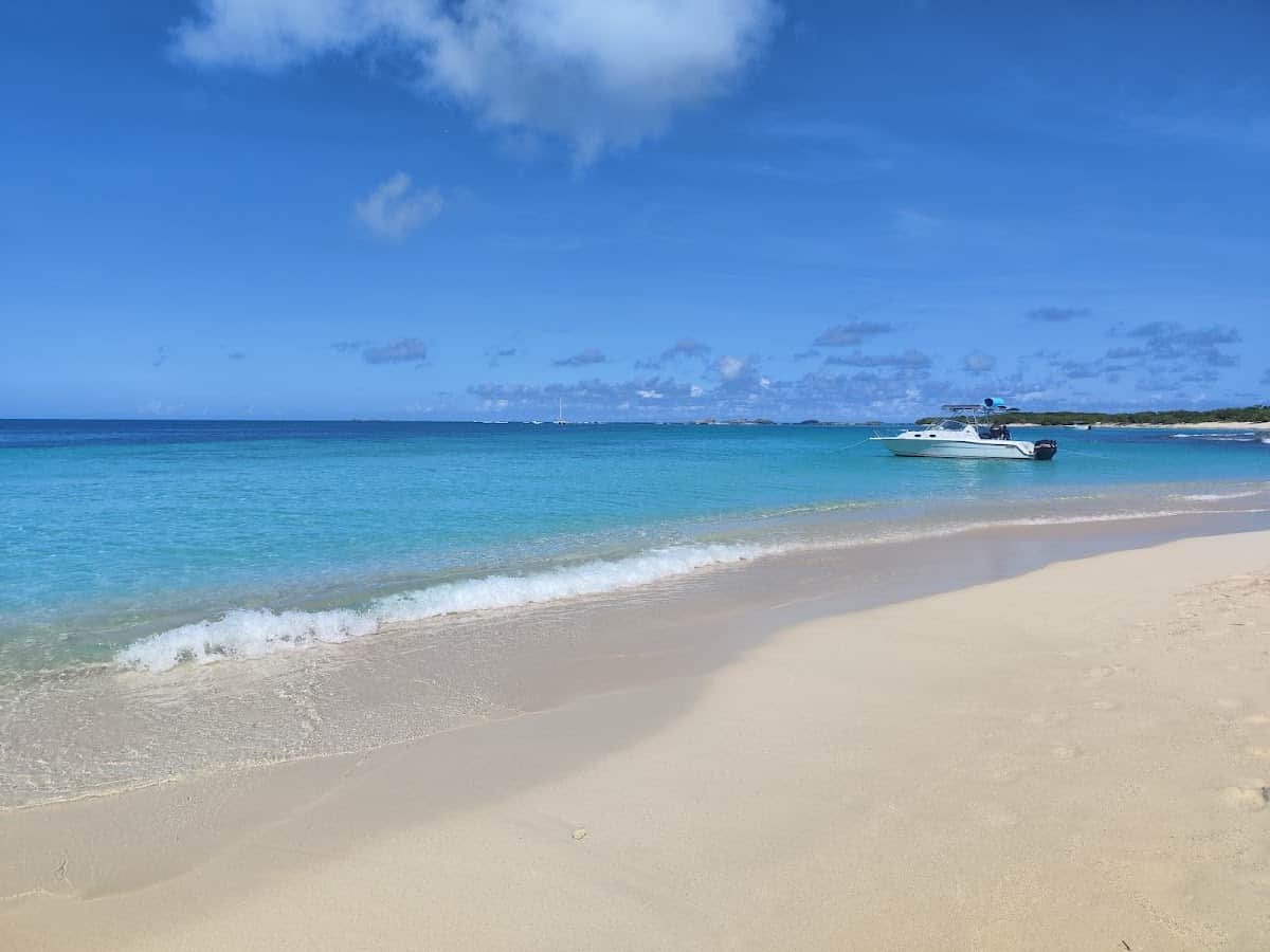 Cayo Diablo (reef stop) beach in Fajardo, Puerto Rico - Diving, Secluded