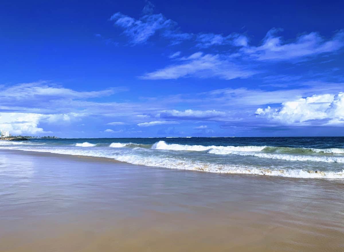Isla Verde – Pine Grove beach in Carolina, Puerto Rico - Scenic, Surfing